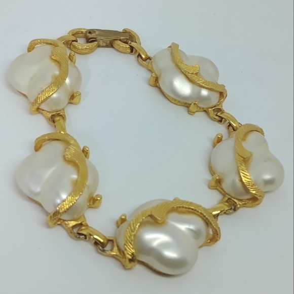 * vintage Judy Lee faux pearl clouds gold tone bracelet - Picture 1 of 5